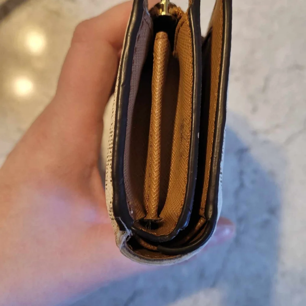 $75EMT Michael Kors vanilla bifold compact, signature logo wallet. EUC - Picture 11 of 13